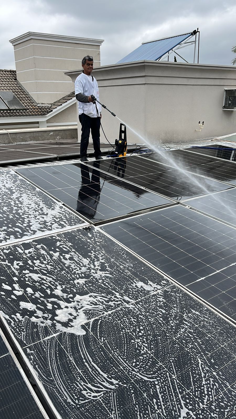 Limpeza de Placa Solar no Telhado
